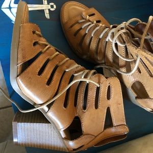 Maurice’s bootie sandals heels tan nwot 7.5